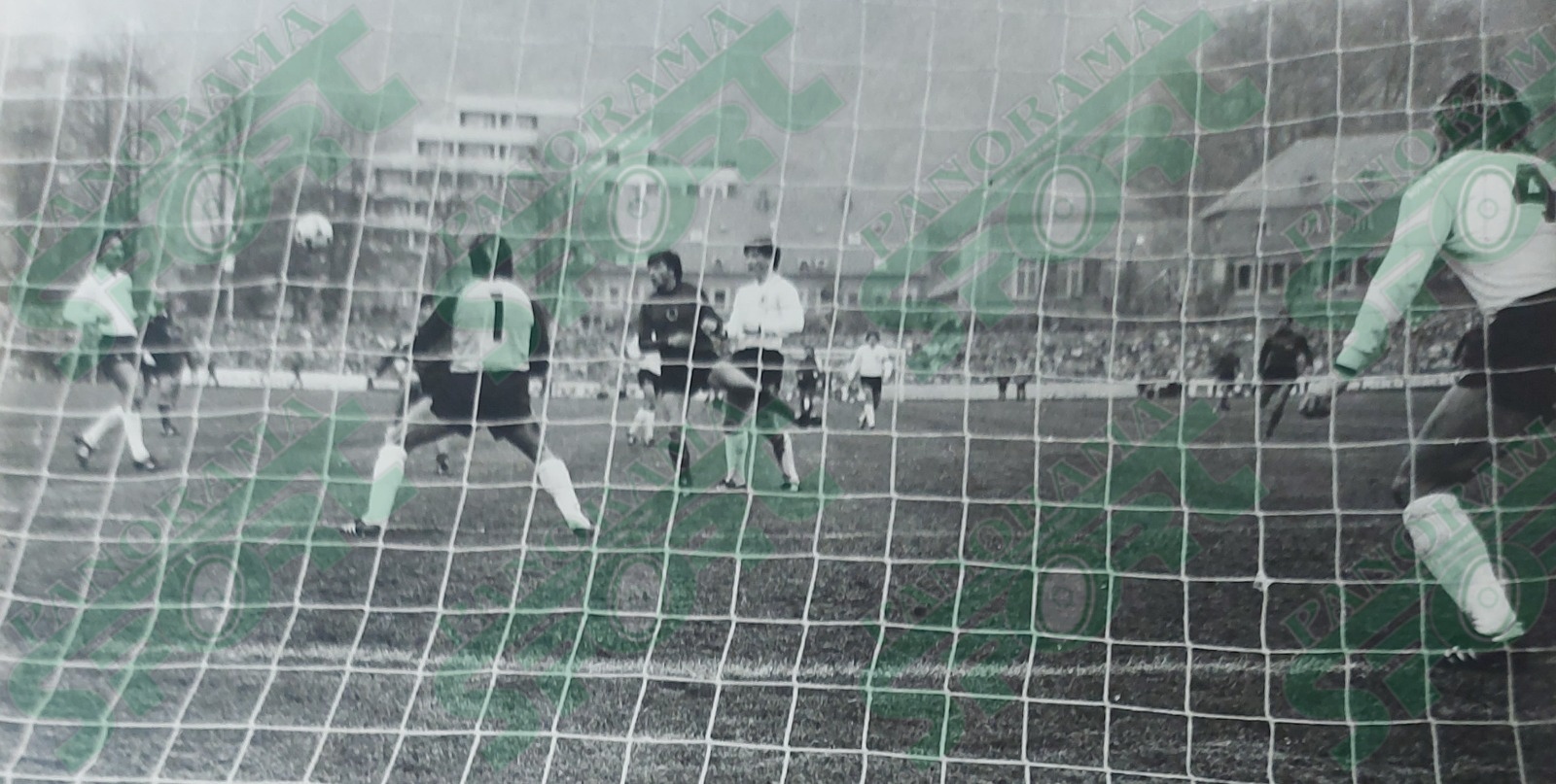 * 19 NËNTOR 1983. RF Gjermane – Shqipëria 1-1. Përsëri një tjetër foto e rrallë nga ndeshja kulminante në Trier të Gjermanisë prej arkivit të autorit të shkrimit. Është një çast sulmi i rrezikshëm i gjermanëve.
