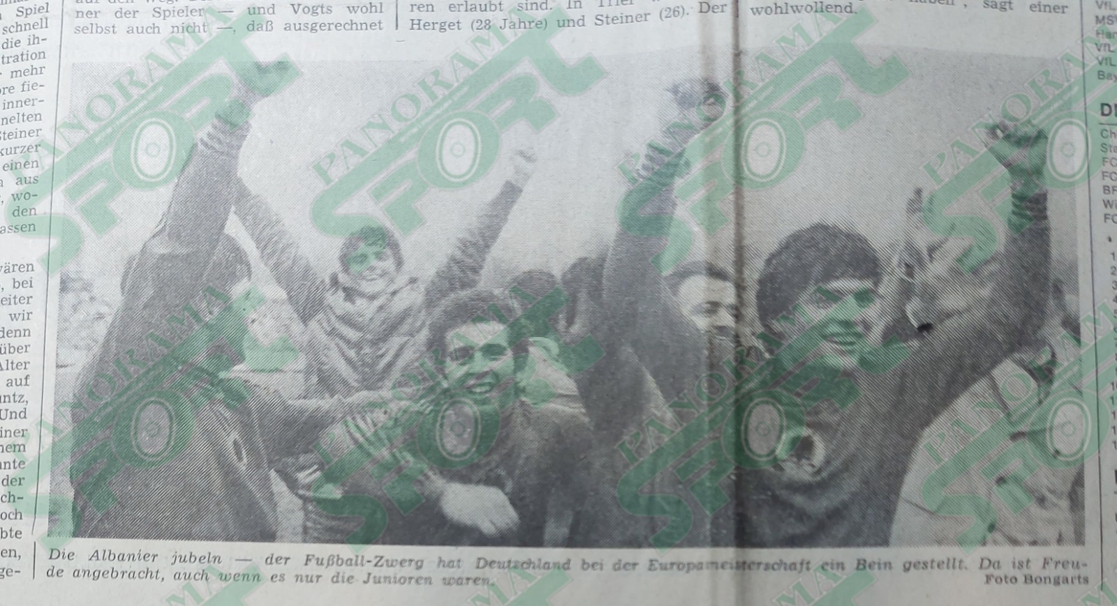 Gëzim i futbollistëve shqiptarë pas ndeshjes në foton e gazetës “Frankfur Allgemeine Zeitung”. Nga e djathta në plan të parë: Jera, Liti, Zmijani