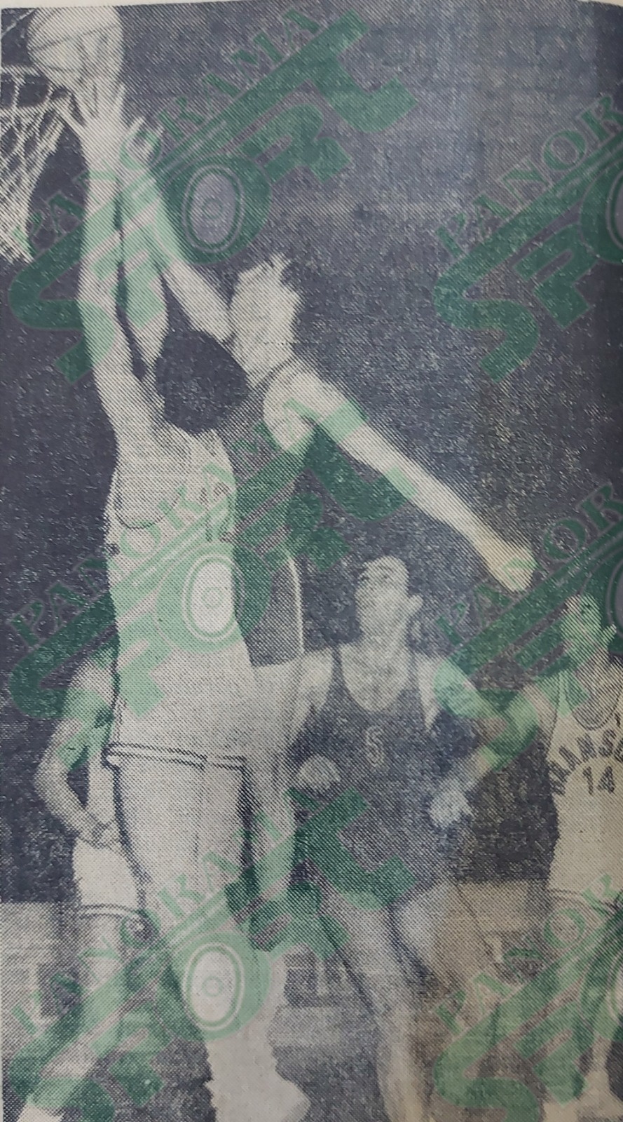 Çast nga ndeshja Partizani-Oransoda 73-73. Në zotërim të tabelës lojtari i Partizanit, Kujtim Kasmi. FOTO: YMER HALILI