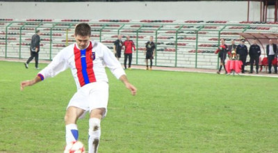 Ilir Dibra gjatë një ndeshjeje me veteranët e Vllaznisë në Vlorë