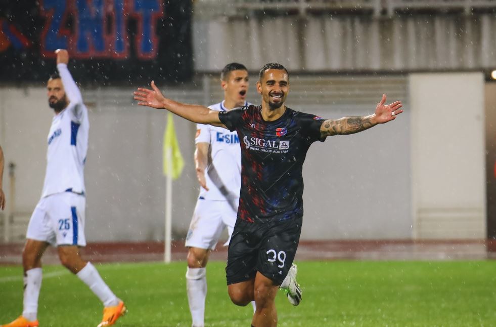 Sulmuesi i Vllaznisë, Bruno Gomesh, duke festuar një nga golat kundër Erzenit