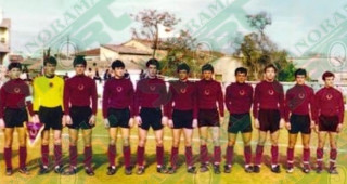 Shqipëria U-18 në Larnaka të Qipros. Nga
e majta në të djathtë: Demollari, Shkurti,
Iliadhi, Pashaj, Gega, Rrapo, Kushta,
Raxhimi, Josa, Gjergji dhe Zhupa.