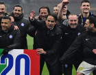 Simone Inzagi duke festuar
me stafin dhe lojtarët