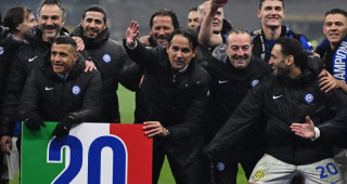 Simone Inzagi duke festuar
me stafin dhe lojtarët