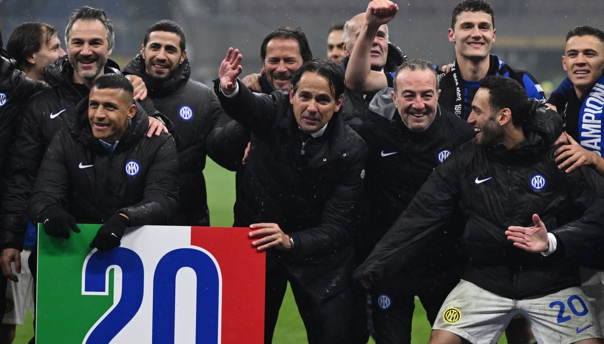 Simone Inzagi duke festuar me stafin dhe lojtarët