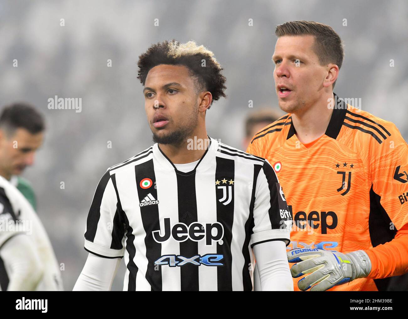 weston-mckennie-and-wojciech-szczesny-of-juventus-fc-in-action-during-the-serie-a-202122-match-between-juventus-fc-and-hellas-verona-fc-at-allianz-st-2HM39BE