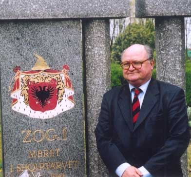 Skënder Zogu te varri i xhaxhait të tij, Ahmet Zogu