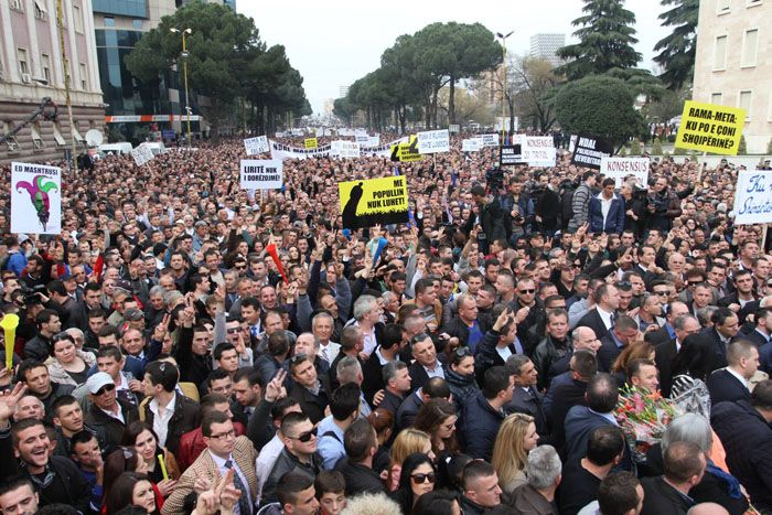 Opozita gjate nje proteste para kryeministrise