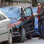 Në foto: Armina Mevlani duke hipur në makinën e re