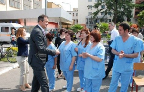 Ministri Beqaj gjate nje takimi me infermire te QSUT-se