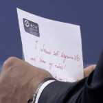 Kryeministri Edi Rama duke lexuar "endrren" e Fevziut ne "Opinion"