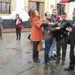 Në foto: Sali Berisha para Parlamentit të enjten dhe Genc Strazimiri pak më larg