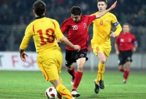 Gjergji Muzaka, gjate nje dyluftimi, ne ndeshjen miqesore te futbollit ndermjet ekipeve kombetare, Shqiperi-Maqedoni, 0-0, e luajtur ne stadiumin, Skenderbeu, ne Korce.