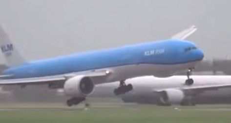 Foto e avionit Boeing 777 e marre nga video