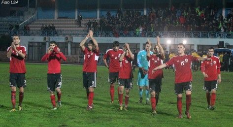 Lojtaret e Kombetares, duke festuar fitoren, pas ndeshjes miqesore te futbollit ndermjet ekipeve kombetare, Shqiperi-Lituani, 4-1, e luajtur ne stadiumin, Qemal Stafa ne Tirane.