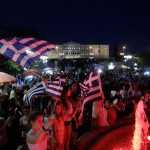 Greket qe festojne ne sheshin qendror ne Athine (foto marre nga 'Kathimerini')