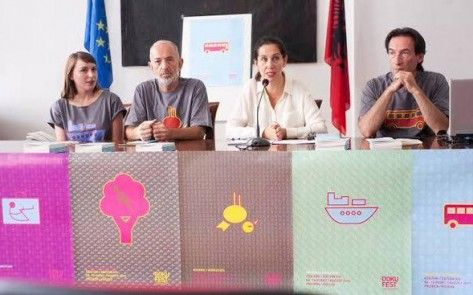 Ministrja Mirela Kumbaro, drejtori artistik i DokuFest, Veton Nurkollari, dhe drejtori Ekzekutiv i DokuFest, Eroll Bilibani, dje gjatë konferencës për shtyp në Tiranë