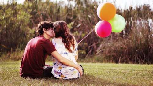 2014-01-Couple-with-balloons-wallpaper