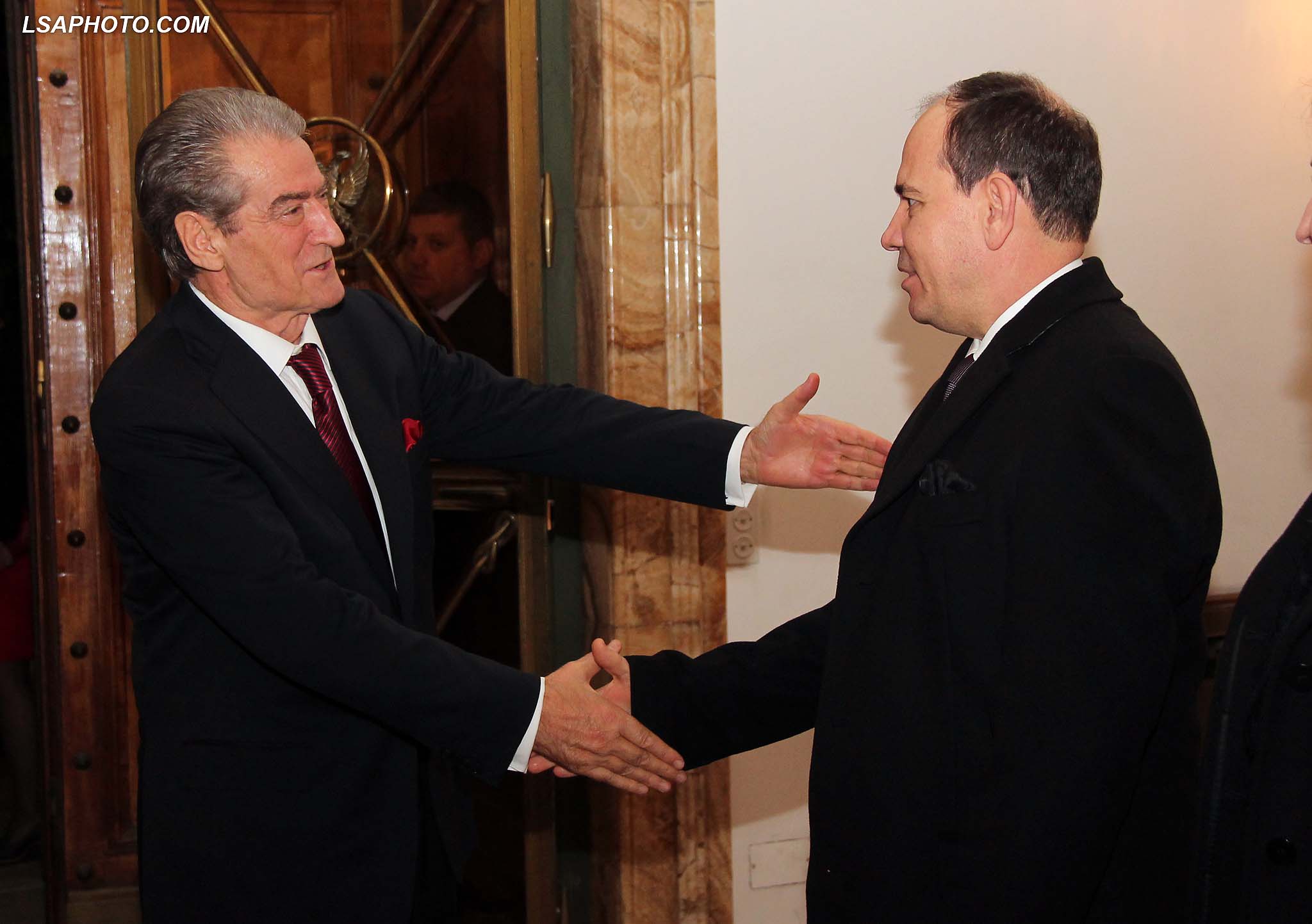 Presidenti Bujar Nishani dhe Ish kryeministri Sali Berisha, gjate nje pritje ne Pallatin e Brigadave, me rastin e 103 Vjetorit te Pavaresise. (1)