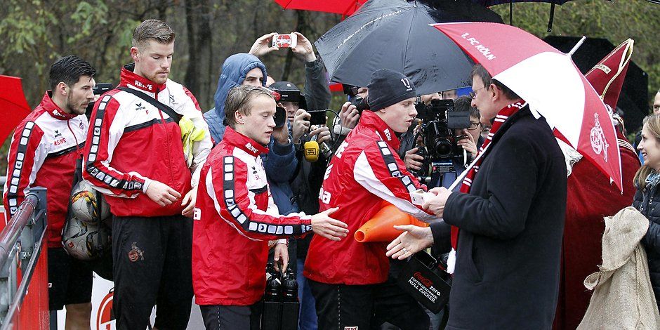 Futbollistët e Këlnit duke përshëndetur Kardinalin dhe duke marrë çokollatën si dhuratë prej tij