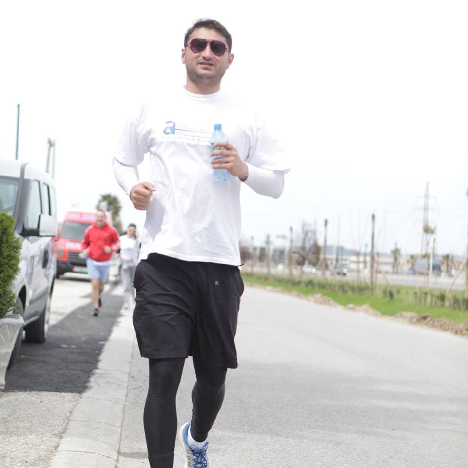 Arbër Kadia, iniciator i “TiRun”, gjatë Itinerari i maratonës së 2 prillit maratonës Fier-Vlorë