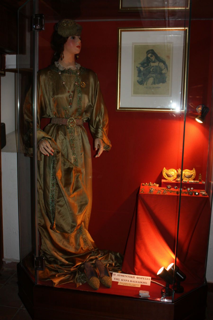 Veshja e vetme autentike e Vasiliqisë, ekspozuar në muzeun e ishullit të Janinës 