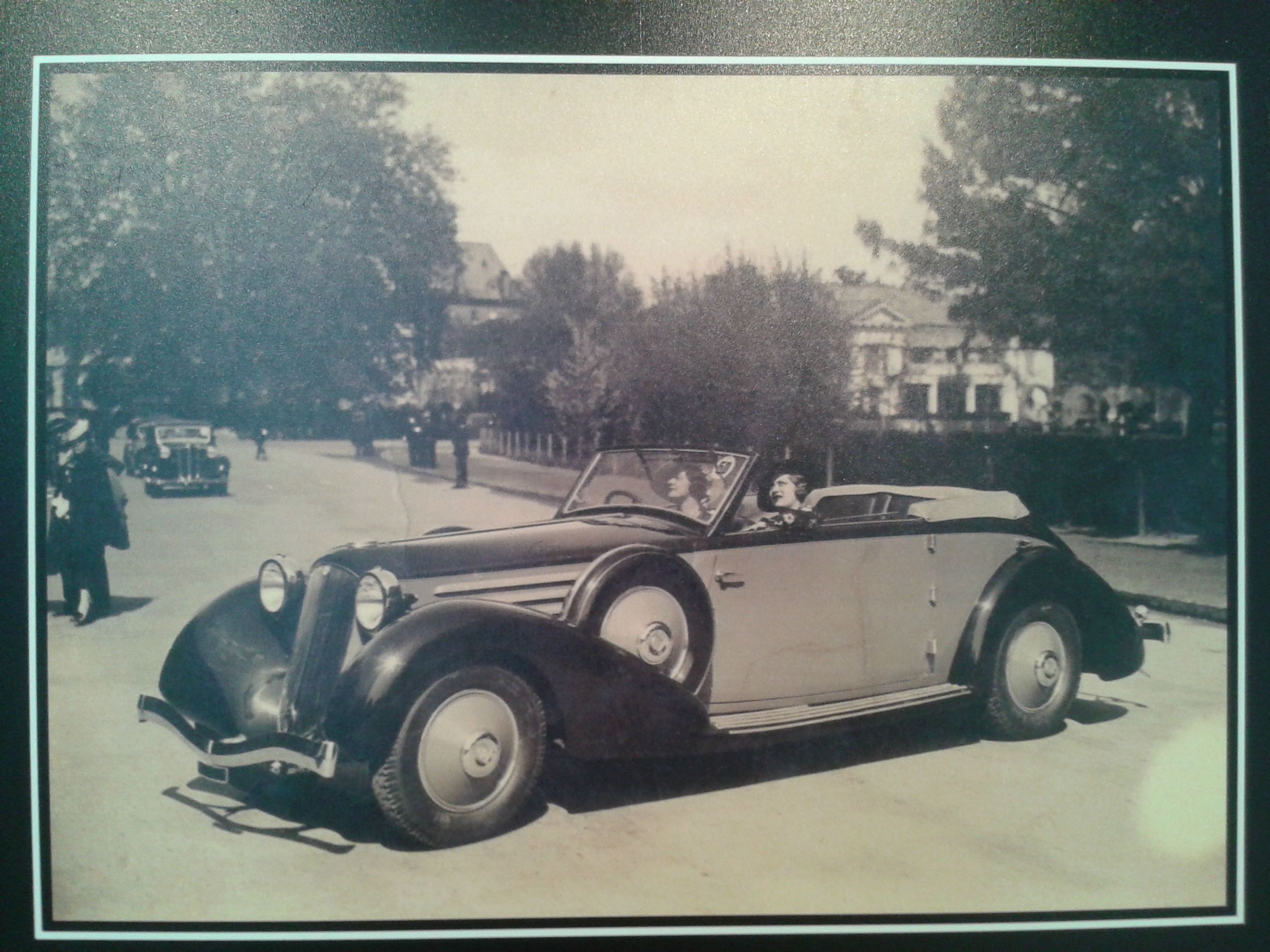  Grua duke i dhënë makinës në Tiranë, në vitet ‘30