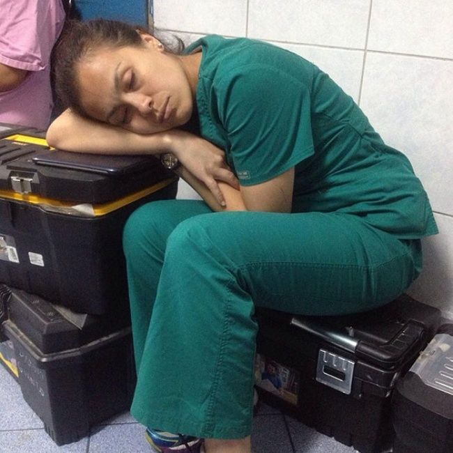 68705-R3L8T8D-650-medical-resident-sleeping-overworked-doctors-mexico-yo-tambien-mi-dormi-11