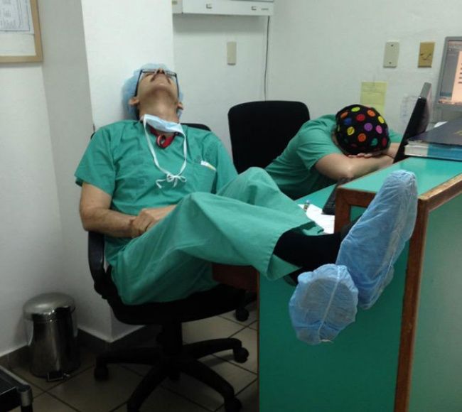 69155-R3L8T8D-650-medical-resident-sleeping-overworked-doctors-mexico-yo-tambien-mi-dormi-3