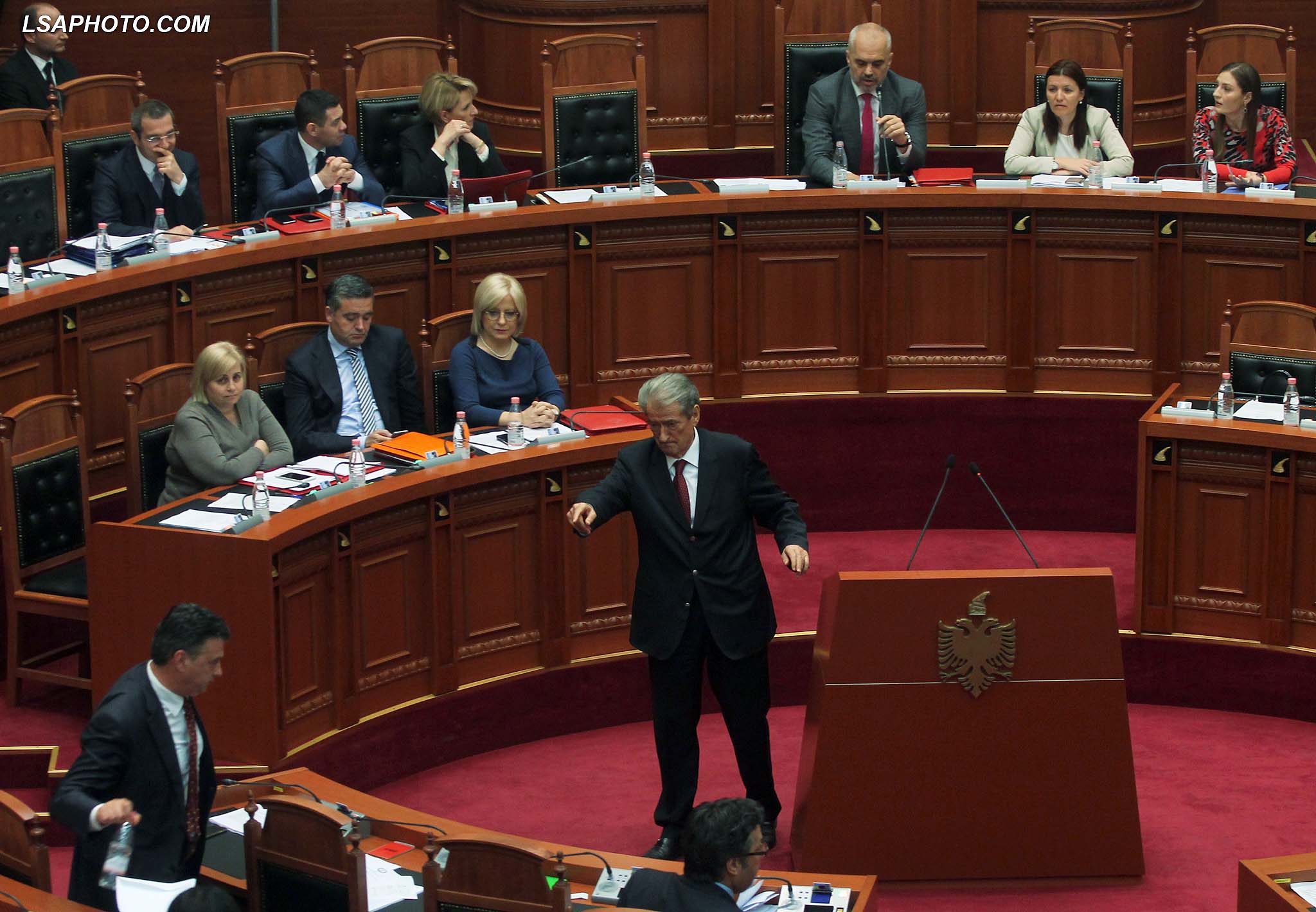 Ish Kryeministri, Sali Berisha, duke folur gjate nje seance parlamentare3