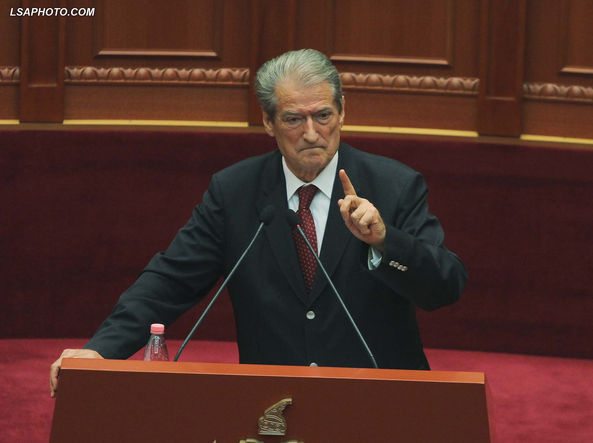 Ish Kryeministri, Sali Berisha, duke folur gjate nje seance parlamentare321