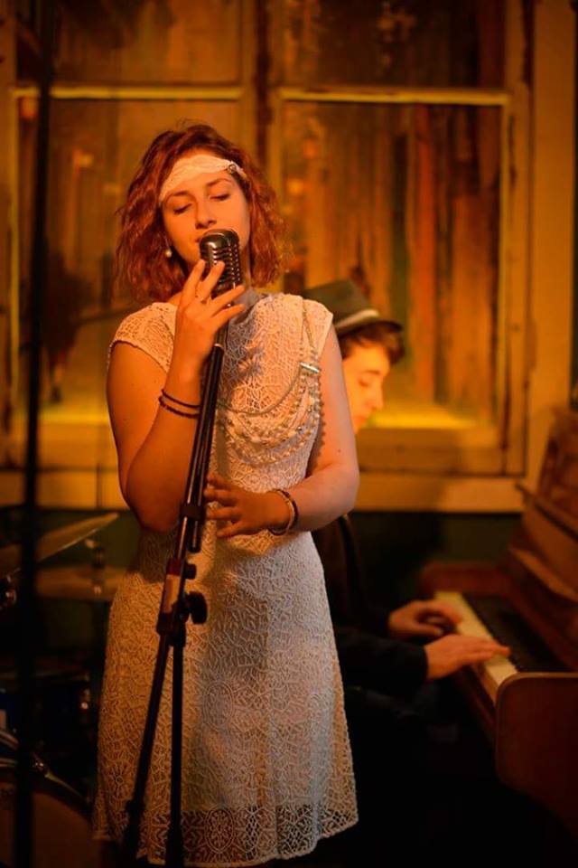 Gjatë një performance në “Hemingway Bar” (Foto Sonny K. Elson)