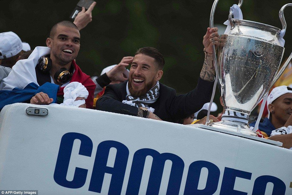 34BD678600000578-3614796-Real_defenders_Pepe_left_and_Sergio_Ramos_take_great_joy_in_show-a-70_1464506190953