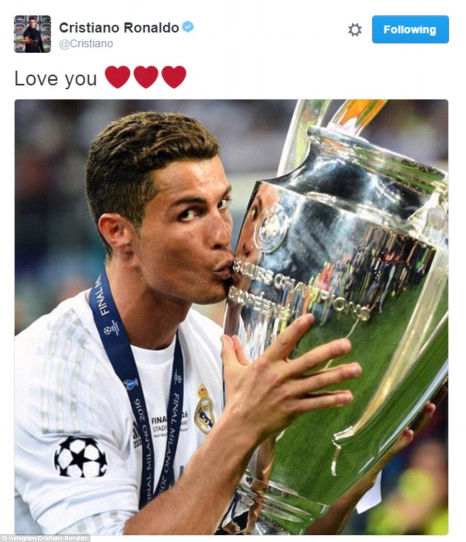 34BD71B200000578-3614796-Ronaldo_took_to_Twitter_with_this_picture_of_himself_kissing_the-a-56_1464505505534