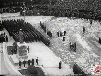 Populli, i mbledhur para sheshit te Kuvendit Popullor ne Tirane, degjon lajmin e vdekjes se J.V.Stalinit.