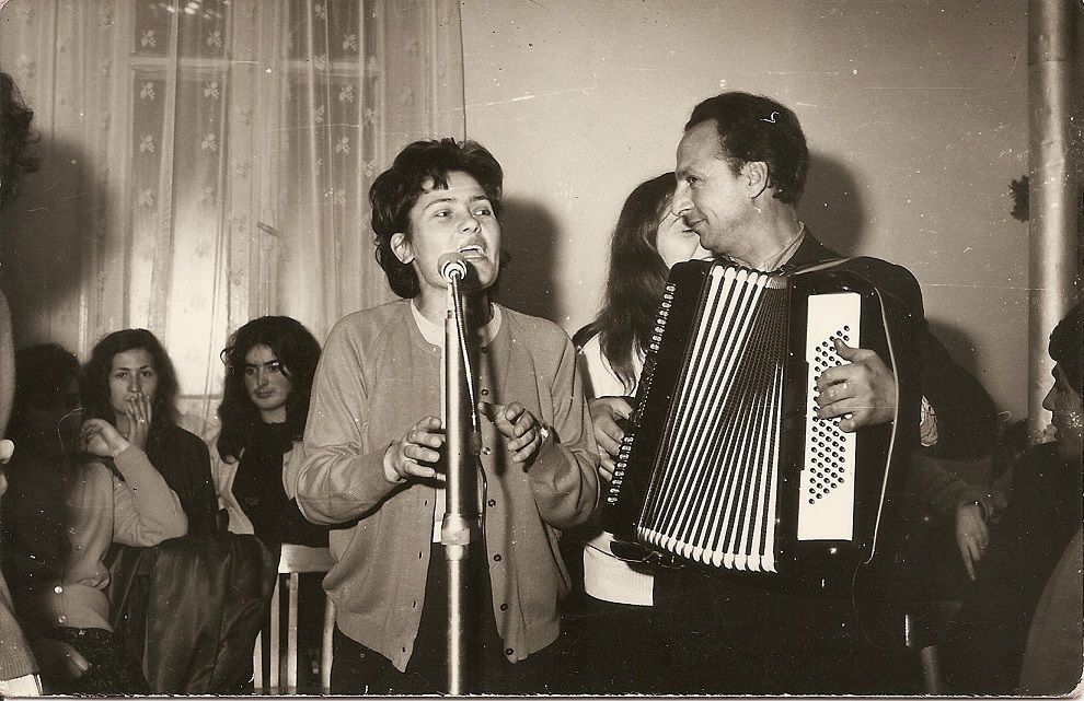 Këngëtarja dhe aktorja Spanja Pipa, duke kënduar këngë korçare