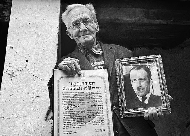 Edip Pilku me një fotografi të të atit, Njaziut, i cili mbrojti Neumann gjatë luftës