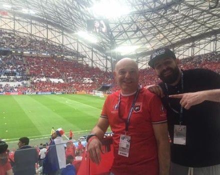 Gazetari Blendi Fevziu ne stadium per ndeshjen Francë-Shqipëri