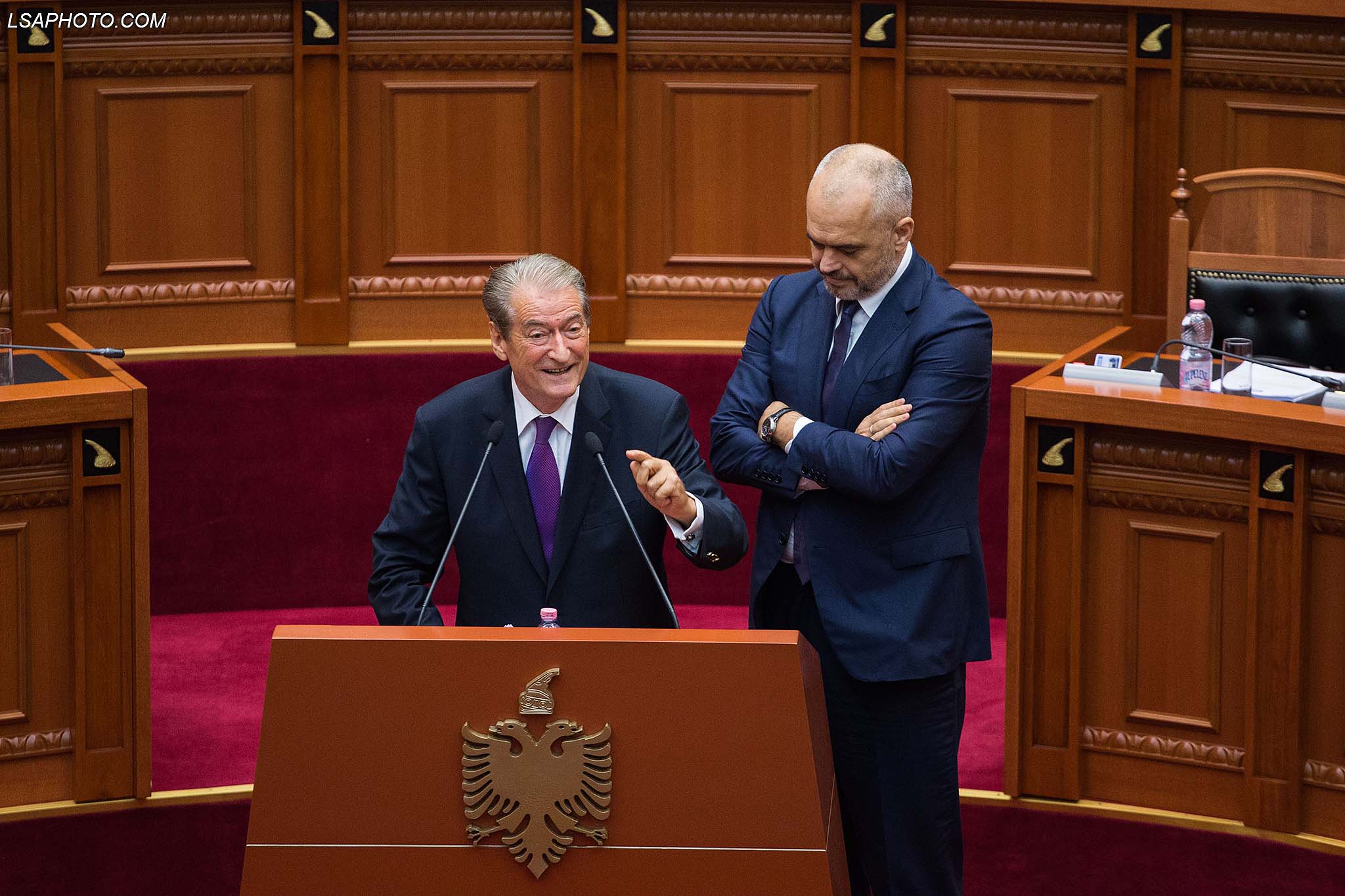 Ish kryeministri Sali Berisha dhe kryeministri Edi Rama, gjate nje seance parlamentare, ku eshte debatuar ne lidhje me ceshtjen e CEZ./r/n/r/nFormer Prime Minister Sali Berisha and Prime Minister Edi Rama, during a parliamentary session.