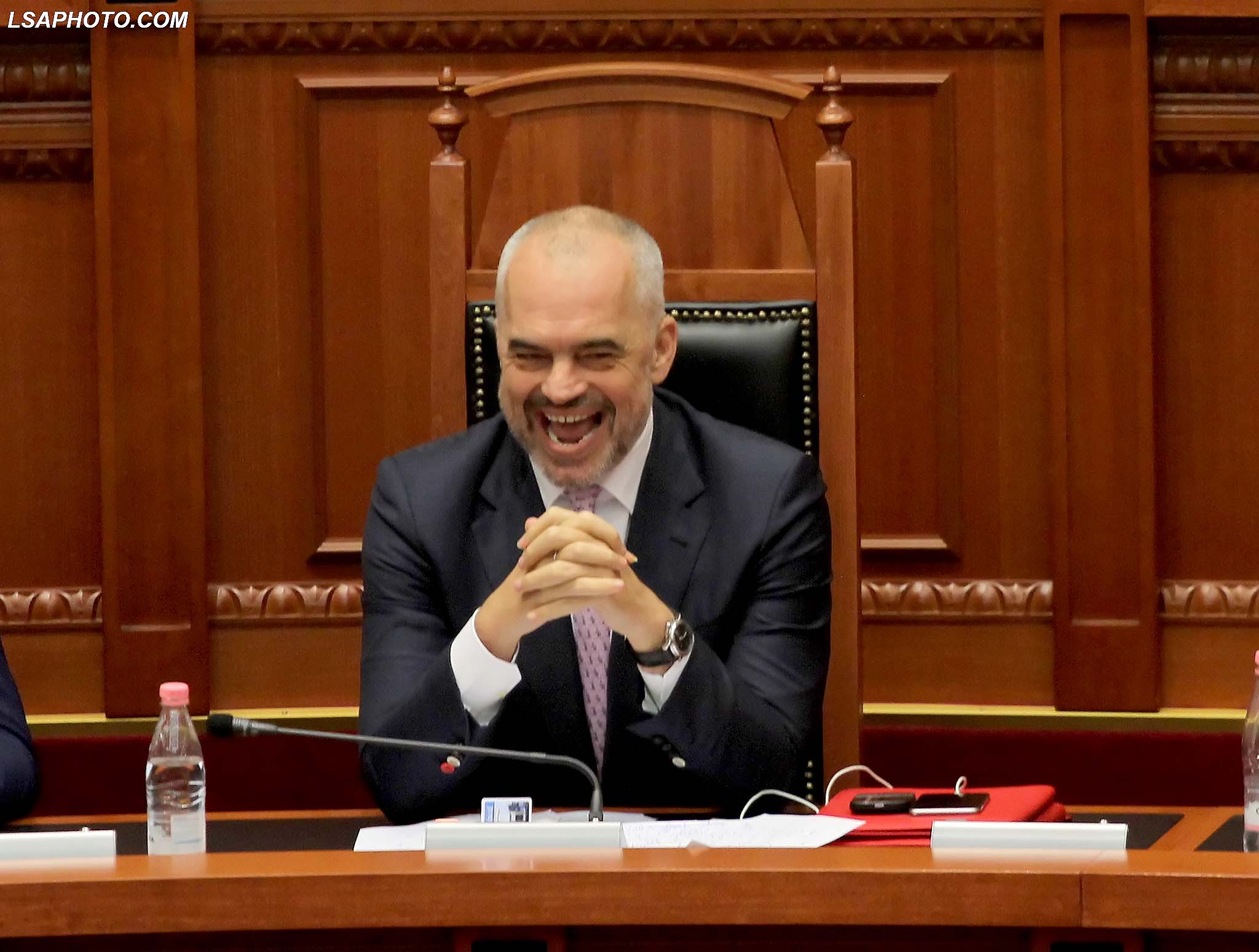 Kryeministri, Edi Rama, duke folur gjate seances se fundit parlamentare te sesionit te 6 te Kuvendit te Shqiperise, ku ne rend te dites jane projektligjet per Reformen ne Drejtesi./r/n/r/nPrime Minister Edi Rama, speaks during a parliamentary session.