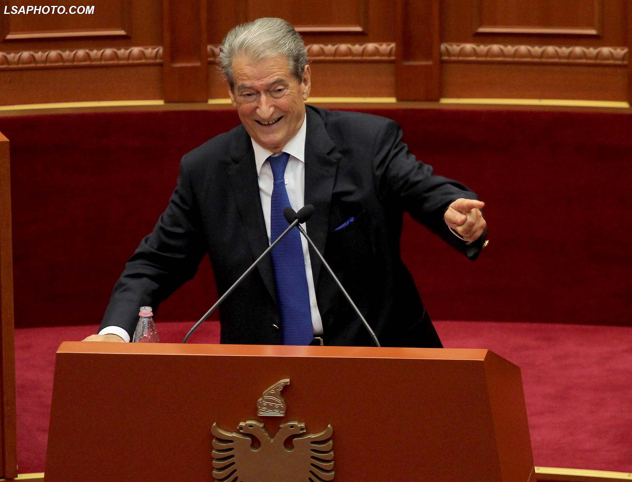 Ish Kryeministri, Sali Berisha, duke folur gjate seances se fundit parlamentare te sesionit te 6 te Kuvendit te Shqiperise, ku ne rend te dites jane projektligjet per Reformen ne Drejtesi./r/n/r/nFormer Prime Minister Sali Berisha, speaks during a parliamentary session.
