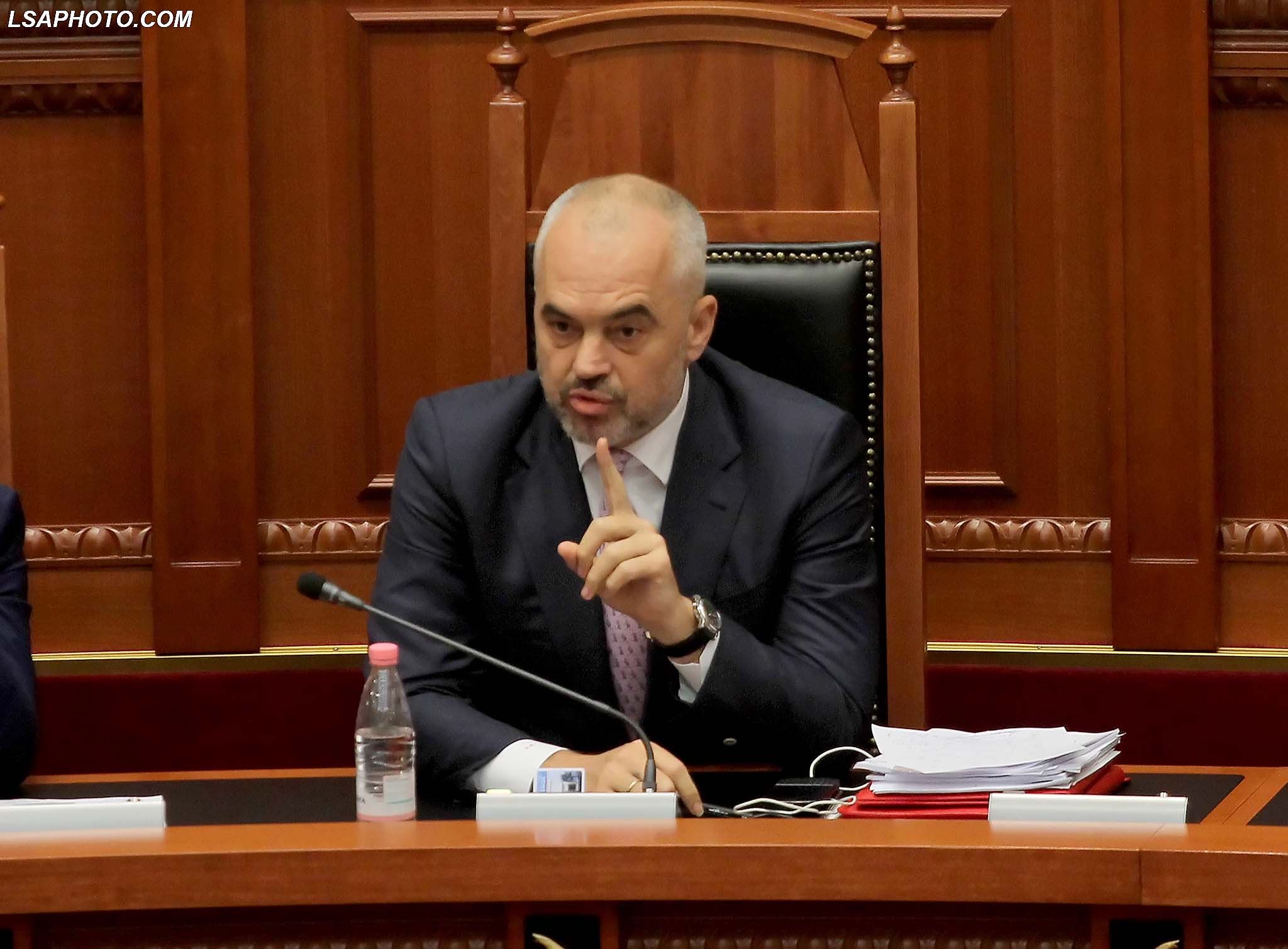Kryeministri, Edi Rama, duke folur gjate seances se fundit parlamentare te sesionit te 6 te Kuvendit te Shqiperise, ku ne rend te dites jane projektligjet per Reformen ne Drejtesi./r/n/r/nPrime Minister Edi Rama, speaks during a parliamentary session.