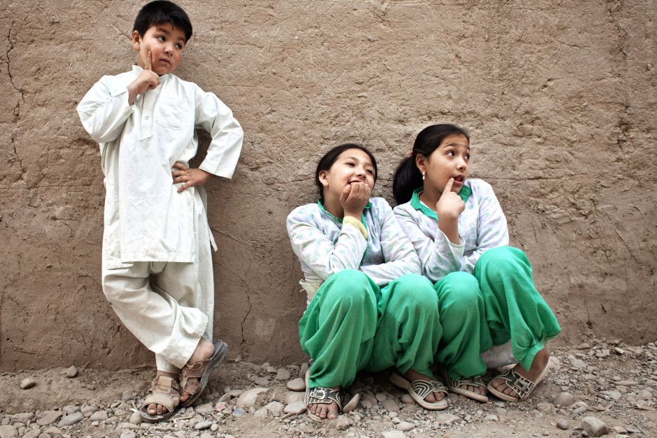 Mehrani, vajza e veshur si djalw  me dy motrat