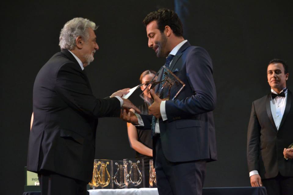 Tenori Ramë Lahaj duke marrë trofeun nga Plácido Domingo
