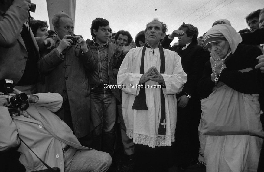 Fotografi të realizuara nga Michel Setboun në vitin 1991, ku të burgosurit sapo ishin liruar, një prej tyre, At Zef Pllumi, ndërsa Nënë Tereza vizitonte Shqipërinë për herë të parë.