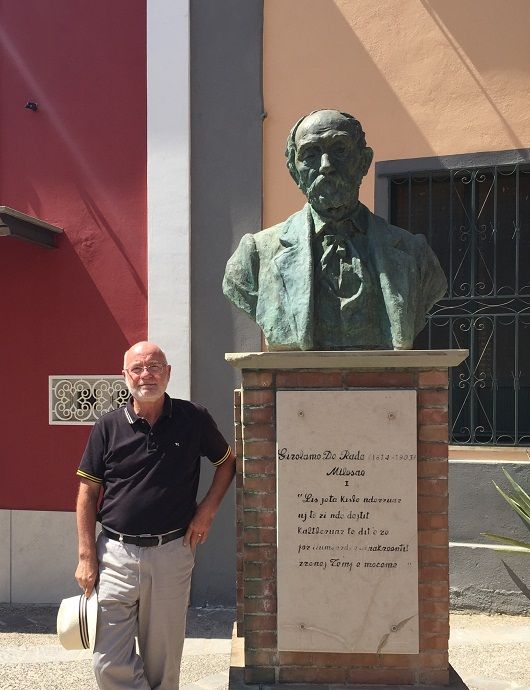 Foto pranë bustit të De Radës në Maki, 29 korrik 2016