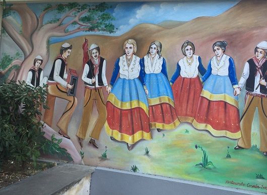 Pikturë murale në qendër të fshatit Çifte, 28 korrik 2016