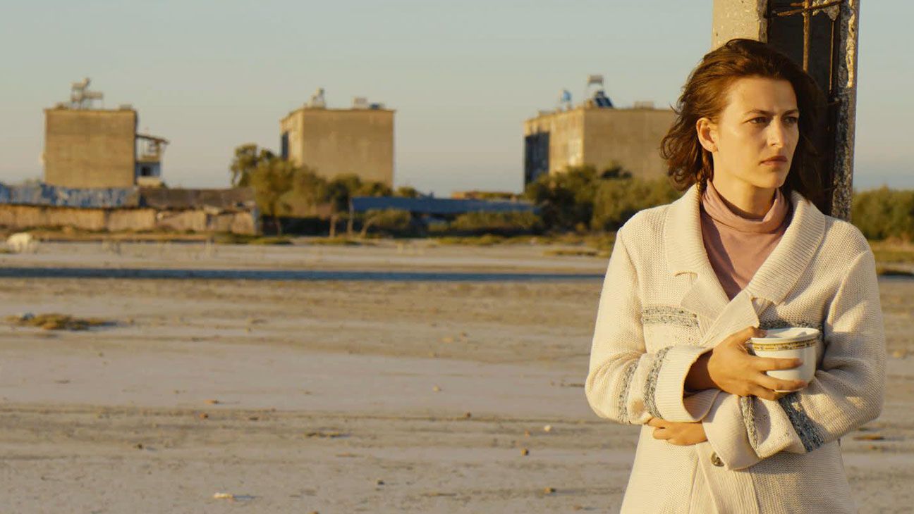 Aktorja Flonja Kodheli në filmin “Bota”, xhiruar në Karavasta