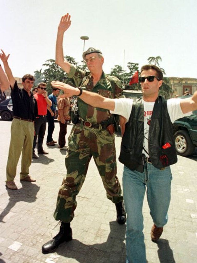 Leka Zogu gjatë protestës në ‘97