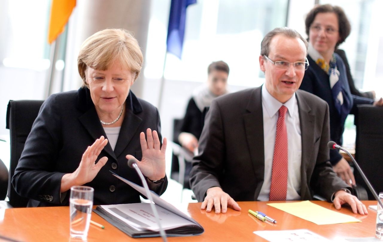 Bundeskanzlerin Angela Merkel (CDU) sitzt am 20.03.2013 im Europa-Ausschuss des Bundestages im Paul-Löbe-Haus in Berlin neben dem Ausschussvorsitzenden Gunther Krichbaum (CDU). Foto: Kay Nietfeld/dpa +++(c) dpa - Bildfunk+++